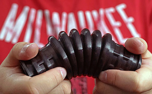 Una manguera de admisión de aire impresa en material flexible de elastómero FDM TPU 92A.