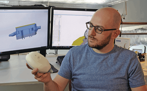 Itay Kurgan, responsable de diseño de Syqe Medical, sostiene el modelo de inhalador utilizado en el ensayo clínico.