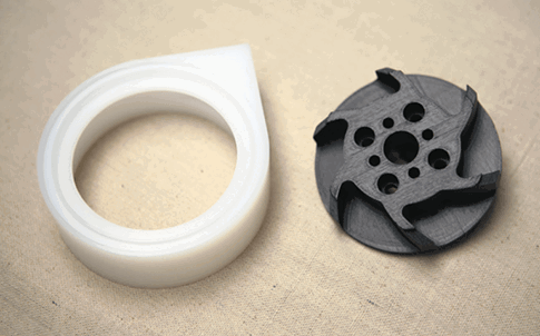 El prototipo de impulsor impreso en 3D (negro) funciona con la pieza respectiva en PC (policarbonato) para empujar hielo desmenuzado a través de un sistema de refrigeración.