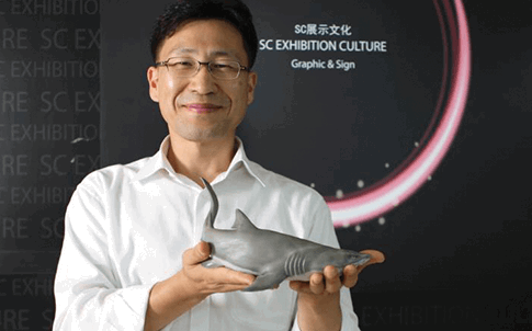 Yoon Chang-sik, jefe del departamento de planificación y gestión del SCEC, muestra uno de los modelos impresos en 3D de la empresa.