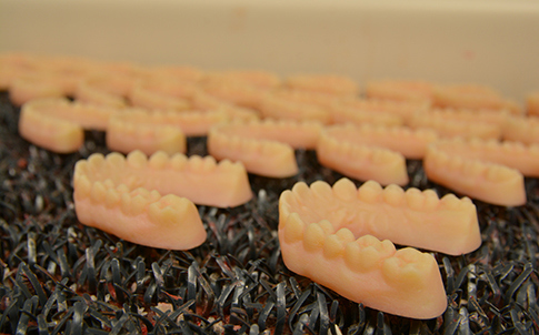 Una serie de arcos alineadores transparentes impresos en 3D en la J700 Dental de Stratasys.