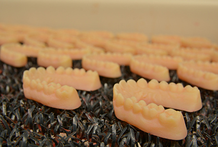 Una serie de arcos alineadores transparentes impresos en 3D en la J700 Dental de Stratasys.