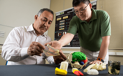 Jorge Vicente Lopes da Silva y Peter Yoshito Noritomi de Renato Archer utilizaron FDM e impresoras 3D PolyJet para desarrollar aplicaciones médicas.