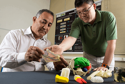 Jorge Vicente Lopes da Silva y Peter Yoshito Noritomi de Renato Archer utilizaron FDM e impresoras 3D PolyJet para desarrollar aplicaciones médicas.