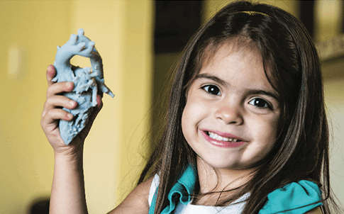 El cirujano de Mia empleó un modelo 3D del corazón de la niña para decidir el mejor método de corregir el doble arco aórtico, una afección que impedía que Mia respirase bien.