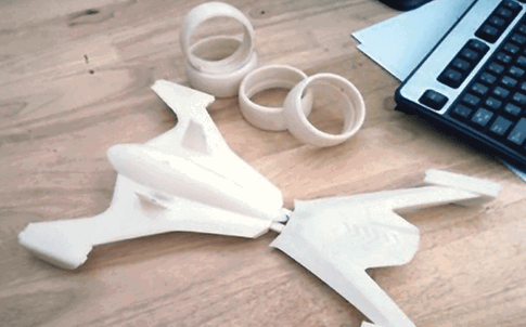 Modelo de coche en x impreso en 3D.