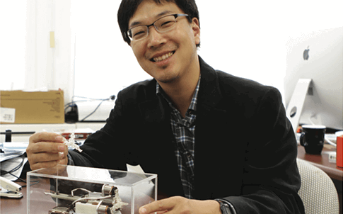 El profesor Kim y sus investigadores imprimieron en 3D prototipos de la estructura y diferentes componentes más pequeños del dispositivo auxiliar, entre ellos engranajes, ruedas dentadas, bisagras y contactos de diagnóstico.