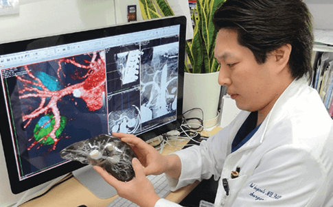 El Dr. Maki Sugimoto muestra un órgano impreso en 3D.