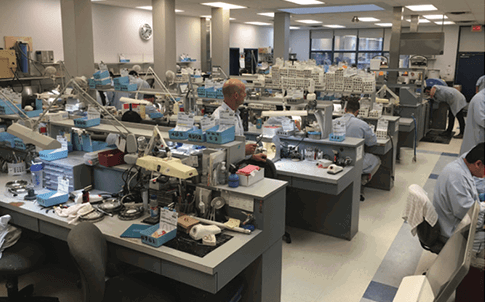 Una vista del laboratorio en Protec Dental.