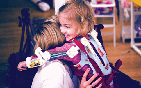 Este dispositivo ortopédico personalizado permite a Emma comer, colorear y dar abrazos.