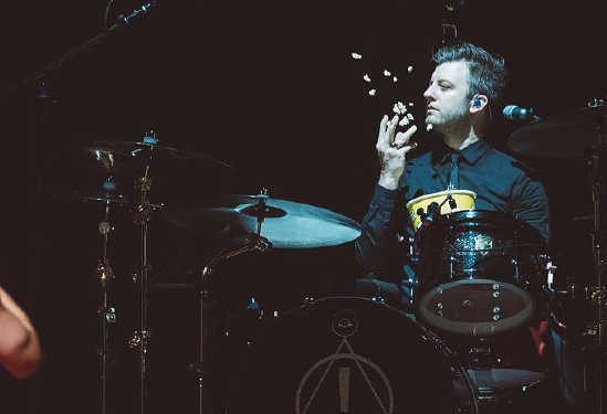 panic! at the disco drummer dan pawlovich tosses popcorn on stage