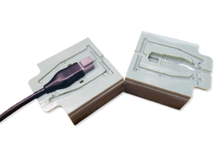 Este molde por inyección de ABS digital se utiliza para producir prototipos de cables eléctricos sobremoldeados.