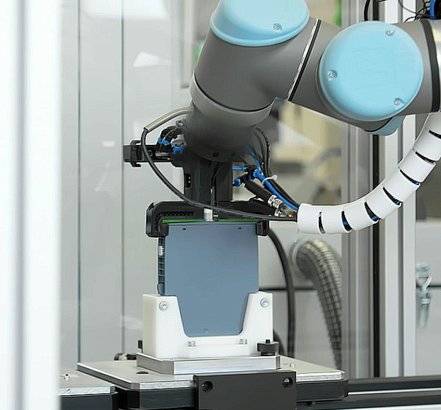 Robotic arm created with the use of 3D printing. 