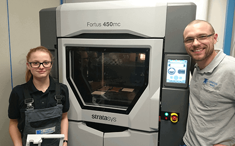 Con la impresora 3D Stratasys Fortus 450mc Production, Christian Maier y su equipo pueden producir fijaciones para sus máquinas en horas en vez de días.