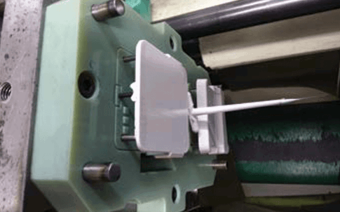 Pieza moldeada por inyección expulsada del molde impreso en 3 D.