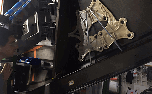 La nueva herramienta de fabricación impresa en 3D y producida en la ULTEM™ 9085 resin se adapta al panel curvo de forma independiente, lo que libera a los operarios para que realicen otras tareas y agiliza los plazos de entrega al cliente.