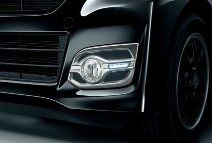 Fog light garnish and beam light assembled to an actual car