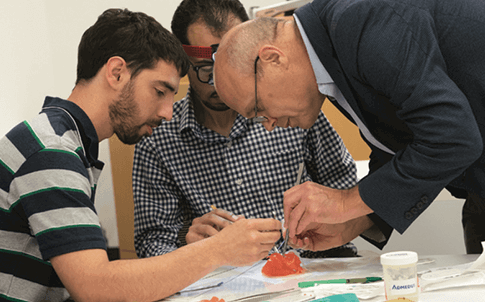 El Dr. Van Arsdell trabajando con cirujanos en formación en un procedimiento cardíaco simulado.