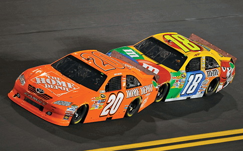 En cada carrera, Joe Gibbs Racing coloca una carcasa de filtro FDM en sus tres coches.