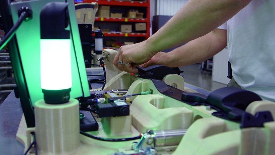 A green light confirms the pins are accurately locked into place
and is a validated part..