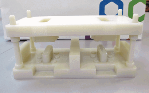 Esta herramienta de fabricación producida en una Stratasys Connex3 se utiliza para verificar el grosor de la pieza de producción final.
