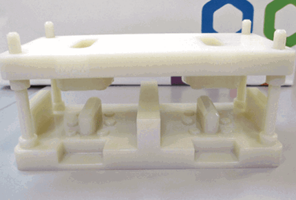 Esta herramienta de fabricación producida en una Stratasys Connex3 se utiliza para verificar el grosor de la pieza de producción final.