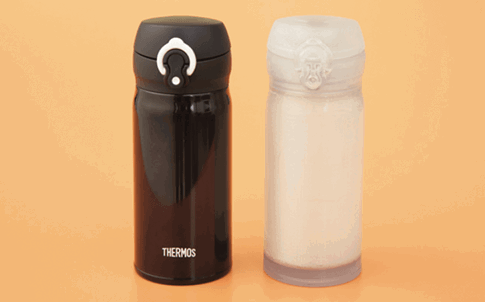 Producto final (izquierda) y un modelo impreso en 3D.