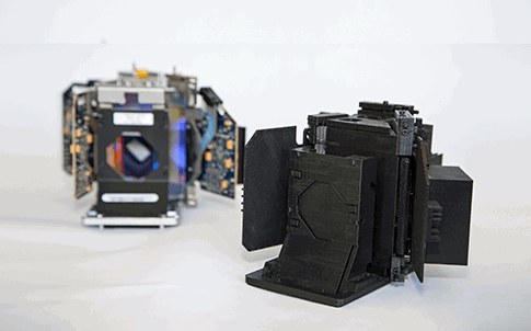 Maqueta de motor de luz (derecha) y unidad de producción.