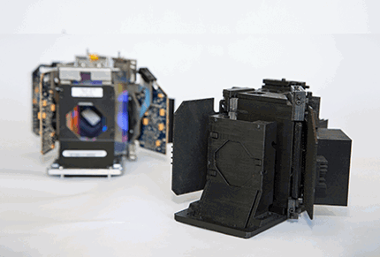 Maqueta de motor de luz (derecha) y unidad de producción.