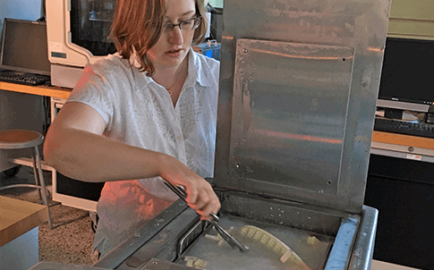 Kara Mogenson, supervisora de laboratorio en EPIC.