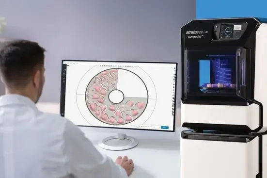 lab-tech-at-grabcad-screen-with-j5-dentajet