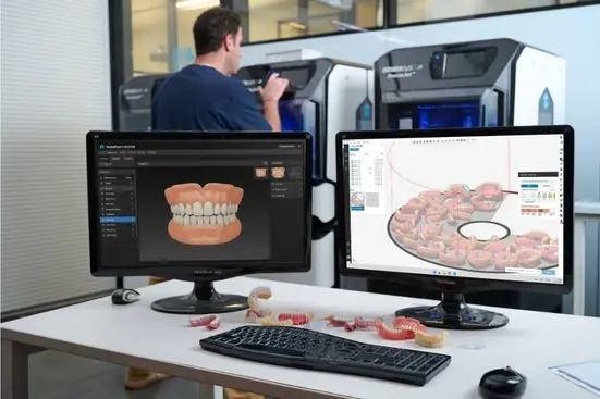 Un odontotecnico esamina un caso di arcata completa in GrabCAD Print durante il flusso di lavoro di stampa dentale