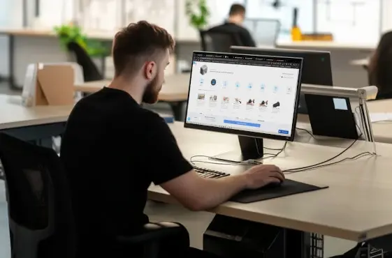 Engineer using RapidQuotes Stratasys Direct