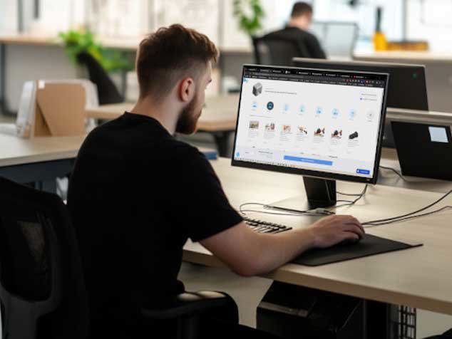 Man using RapidQuotes to order 3D printed part | Stratasys Direct